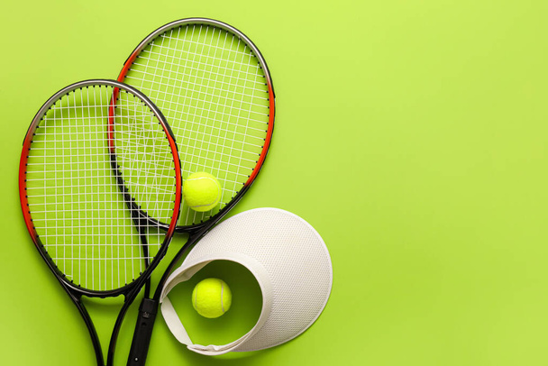 Visor, ρακέτες τένις και μπάλες στο φόντο χρώμα - Φωτογραφία, εικόνα