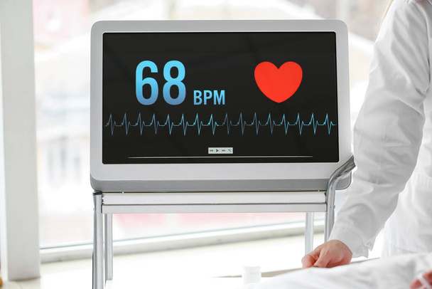 Monitor de frecuencia cardíaca en la mesa en la clínica - Foto, Imagen