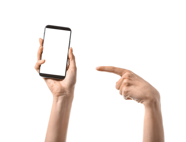 Nő mutató mobiltelefon fehér háttér - Fotó, kép
