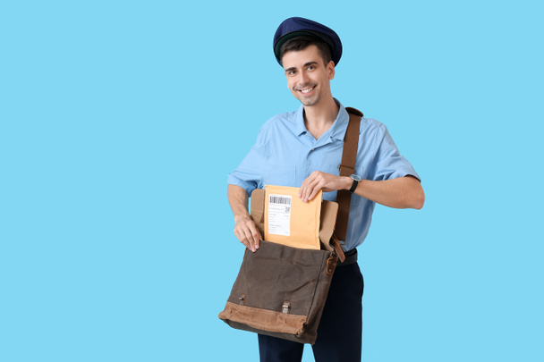 Komea nuori postimies värillisellä taustalla - Valokuva, kuva