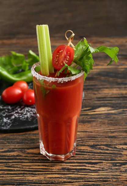 Složení se sklenicí krvavého koktejlu, koriandrem a rajčaty na dřevěném pozadí - Fotografie, Obrázek