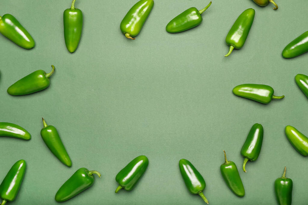 Rámeček ze zelené papričky jalapeno na barevném pozadí - Fotografie, Obrázek