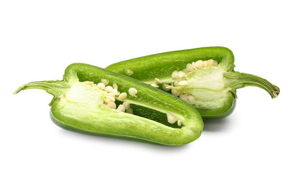 Tagliare il peperone verde jalapeno su sfondo bianco - Foto, immagini