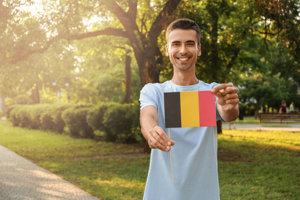 Młody człowiek z flagą Belgii na zewnątrz - Zdjęcie, obraz