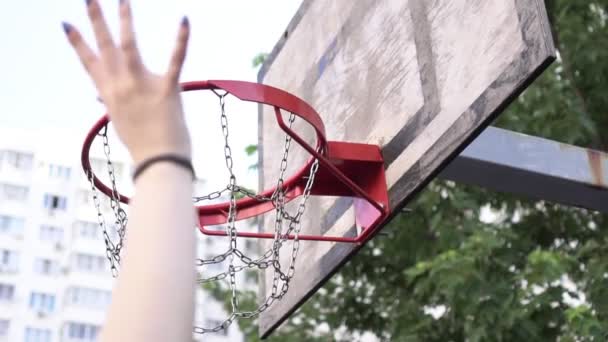 バスケットボールのバスケットにボールが入ります。プレイヤーはバスケットボールの試合にゴールを決めゆっくりとした動きを見せます。ストリートボール、バスケットボールバスケットのクローズアップ - 映像、動画