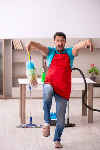 家を掃除する若い男の請負業者 - 写真・画像