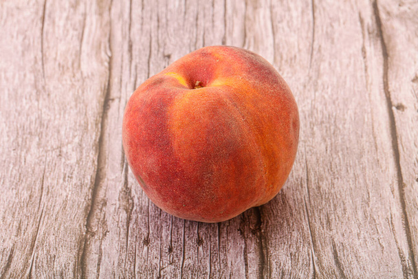 Свежие спелые сладкие и вкусные персиковые фрукты - Фото, изображение