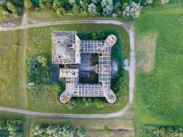 Almere linna unfnished pilata keskeneräinen linna metsässä Alankomaissa, Euroopassa. - Valokuva, kuva