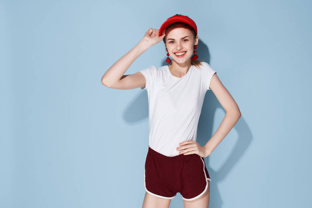 linda chica en rojo cap maquillaje verano ropa moda azul fondo - Foto, Imagen
