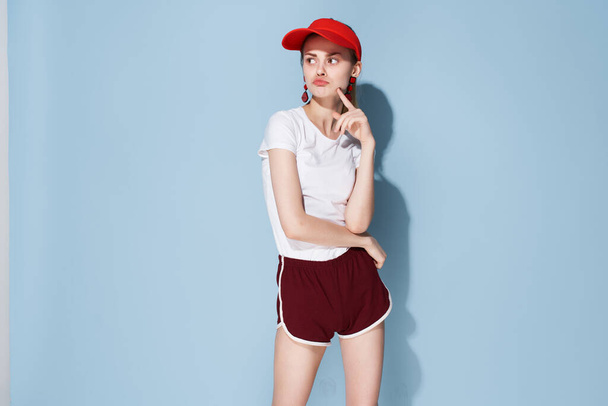 милая девушка в красной шапке украшения летом позируя - Фото, изображение