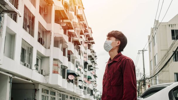 Muž s maskou ve městě. Znečištění ovzduší, koncepce koronavirové karantény. MERS-Cov, Novel coronavirus (2019-nCoV) - Fotografie, Obrázek