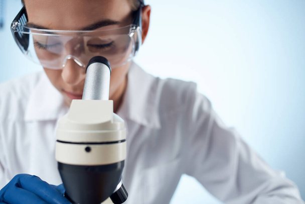 女性研究室アシスタント顕微鏡診断研究科学 - 写真・画像