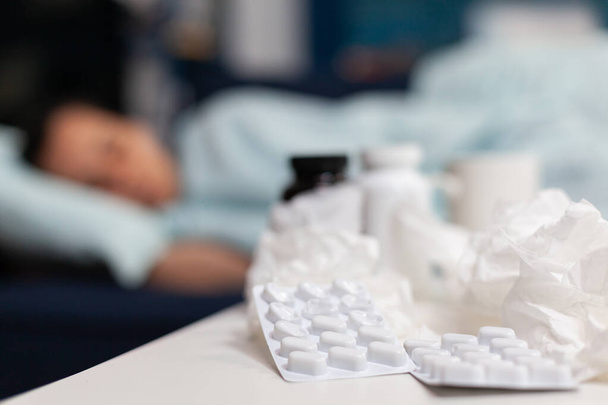 Primer plano de frascos y pastillas para mujeres enfermas con virus - Foto, imagen