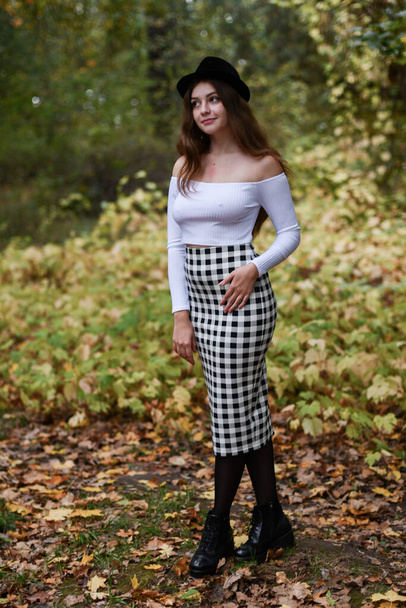 Sensual young girl walking in autumn park  - Foto, afbeelding