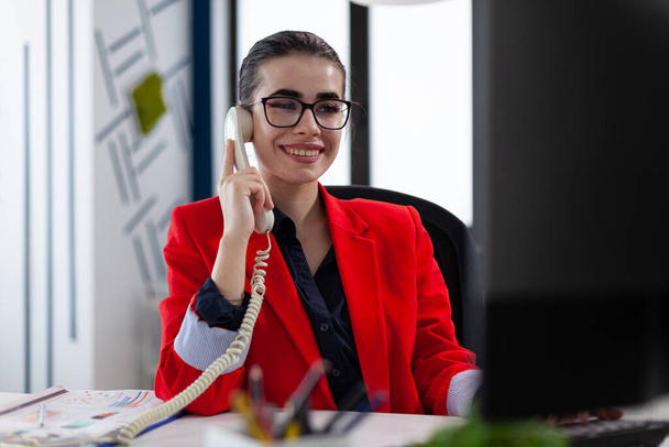 Bizneswoman o pokrycie telefoniczne z doradcą finansowym - Zdjęcie, obraz