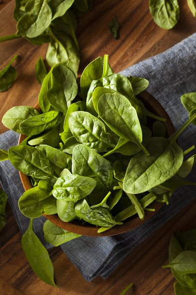 Raw Green Organic Baby Spinach - Foto, afbeelding