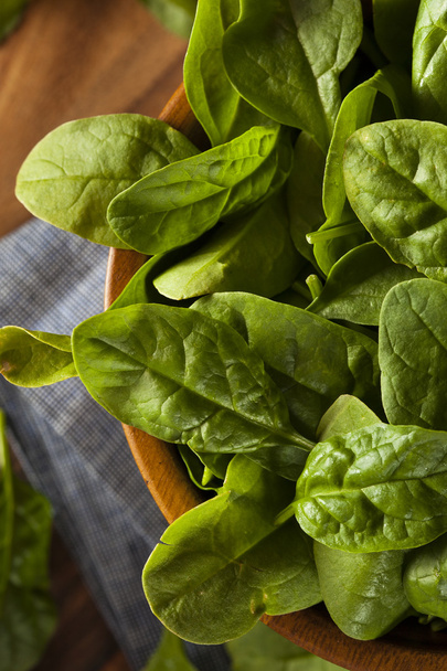 Raw Green Organic Baby Spinach - Фото, зображення