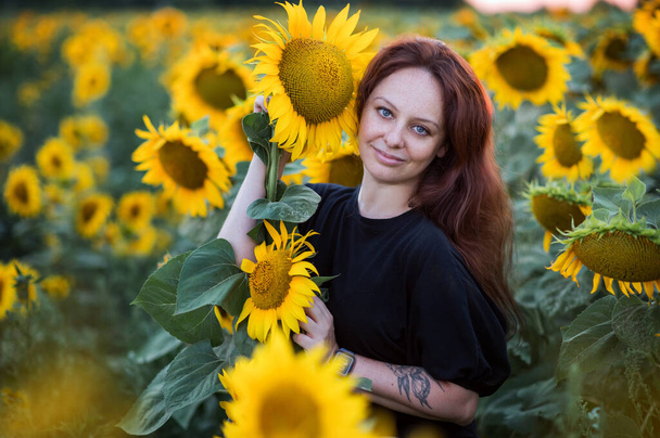 Joven mujer bonita en un campo de girasoles florecientes. - Foto, Imagen