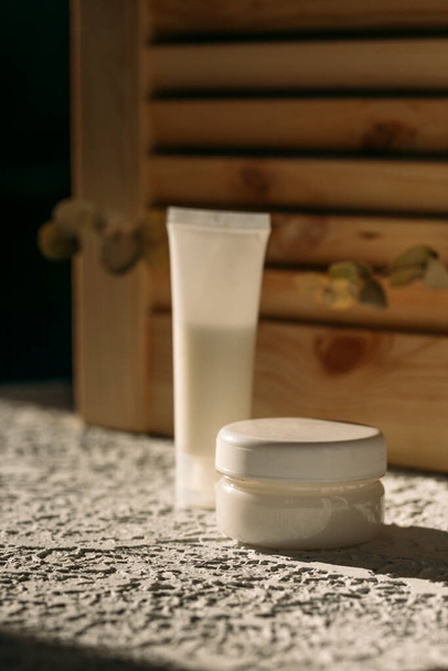 tube crème blanche avec pot cosmétique, concept de soins de la peau - Photo, image