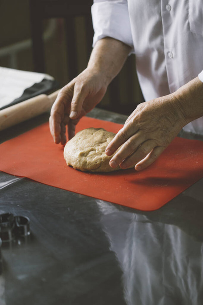  kobieta przygotować ciasto na ciasteczka imbirowe w kuchni - Zdjęcie, obraz