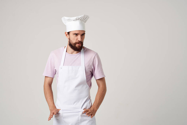 Iloinen mies kokki valkoinen esiliina eleitä käsillään ravintola keittiö ammattilaisille - Valokuva, kuva