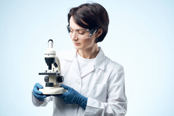 手に顕微鏡を持つ女性医師｜科学技術・学術研究 - 写真・画像