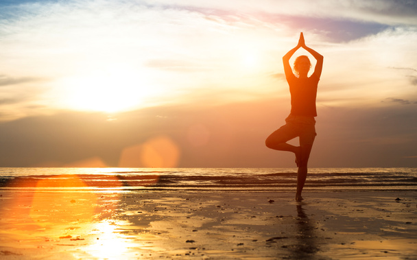 kobieta praktykująca jogę na plaży - Zdjęcie, obraz