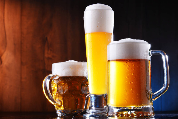 Összetétel különböző típusú sörös poharakkal - Fotó, kép