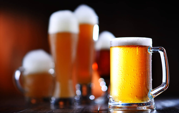 Composición con vasos de cerveza de varios tipos - Foto, Imagen