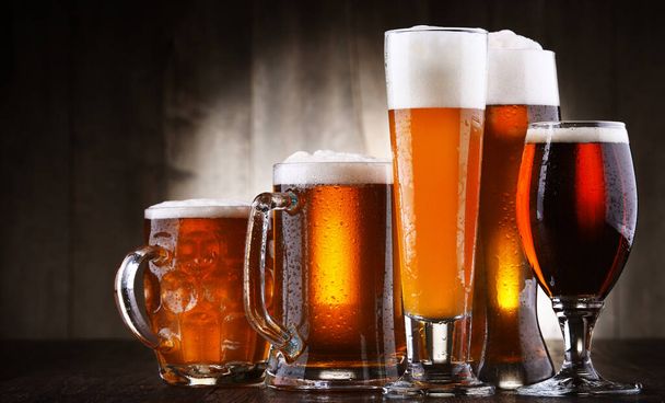 Состав с бокалами пива различных сортов - Фото, изображение