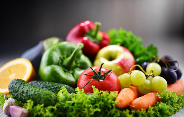 Composition avec légumes et fruits frais biologiques. - Photo, image