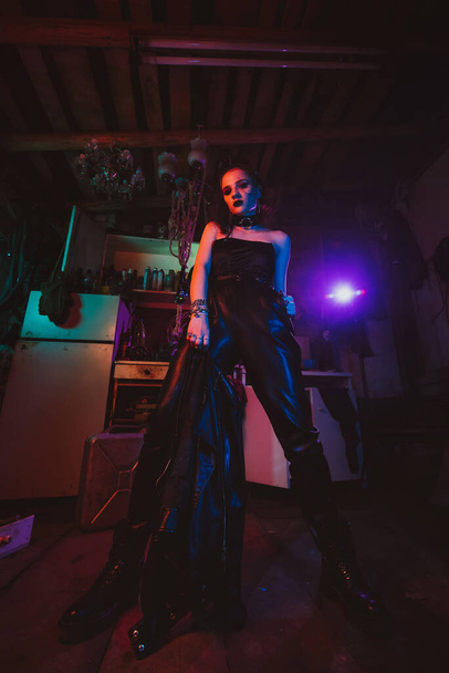 Cosplay femenino cyberpunk con iluminación de neón. Una chica con un disfraz de steampunk - Foto, Imagen