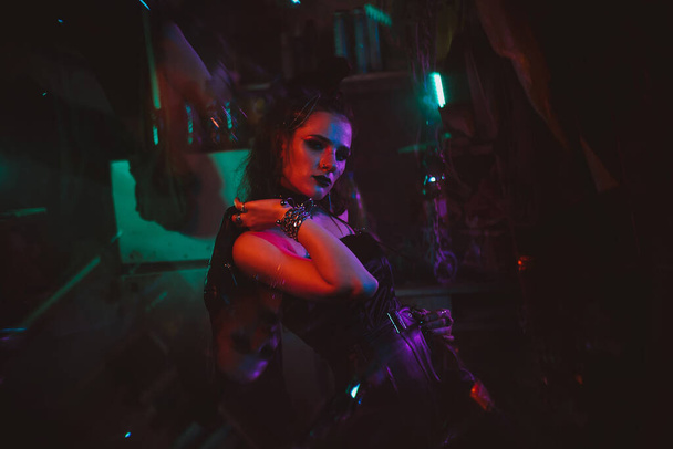 Cyberpunk vrouwelijke cosplay met neon verlichting. Een meisje in een steampunk kostuum - Foto, afbeelding