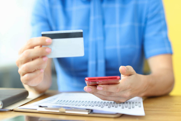 Empresario tiene tarjeta de plástico banco de crédito y teléfono inteligente - Foto, imagen