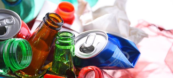 Recycelbarer Müll aus Glas, Kunststoff, Metall und Papier. - Foto, Bild