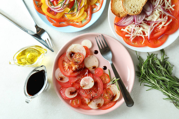Käsite maukasta ruokaa tomaatti carpaccio valkoinen kuvioitu pöytä - Valokuva, kuva