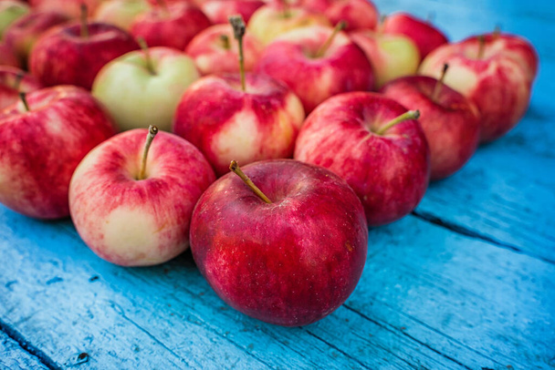 Appels worden gelegd in rijen, de oogst komt uit de tuin, natuurlijke achtergrond - Foto, afbeelding