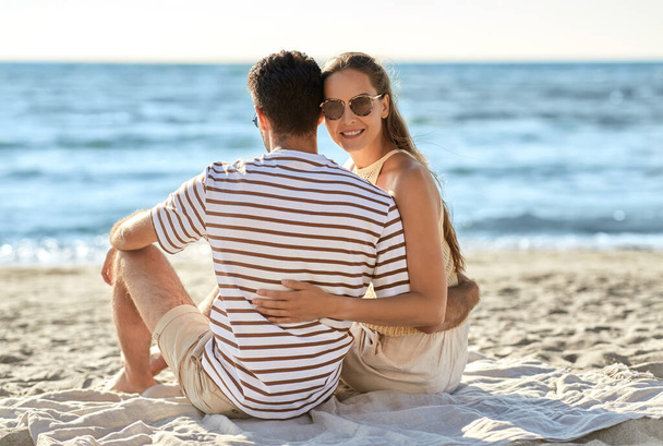happy couple hugging on summer beach - Foto, Bild