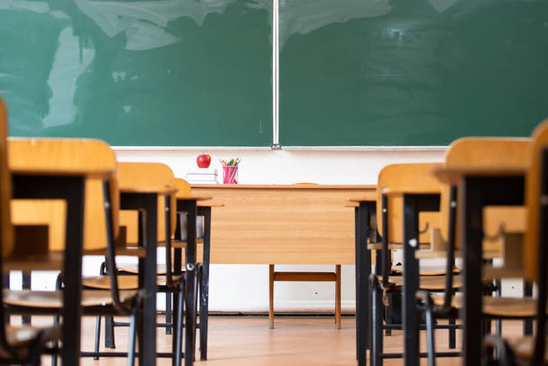 Back to School Concept. Empty classroom with chairs, desks and chalkboard. - Zdjęcie, obraz
