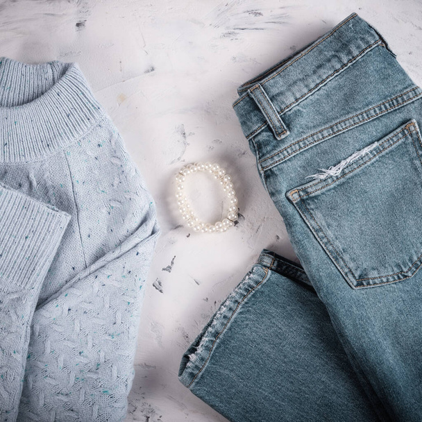 Jesienny komplet ubrań casual - dżinsy i niebieski sweter, widok z góry, płaski leżak - Zdjęcie, obraz
