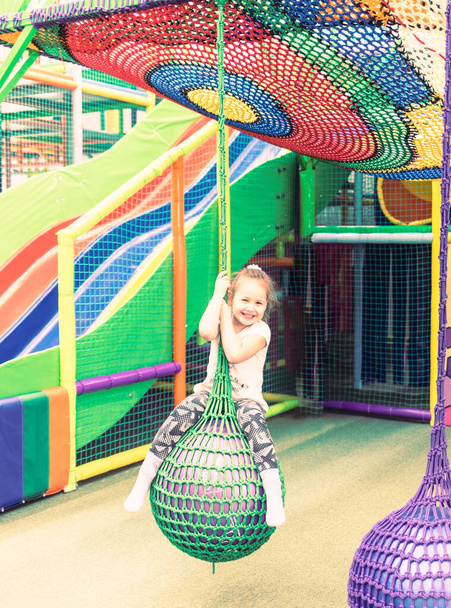 Kind speelt plezier in het amusementscentrum. Spel centrum - Foto, afbeelding