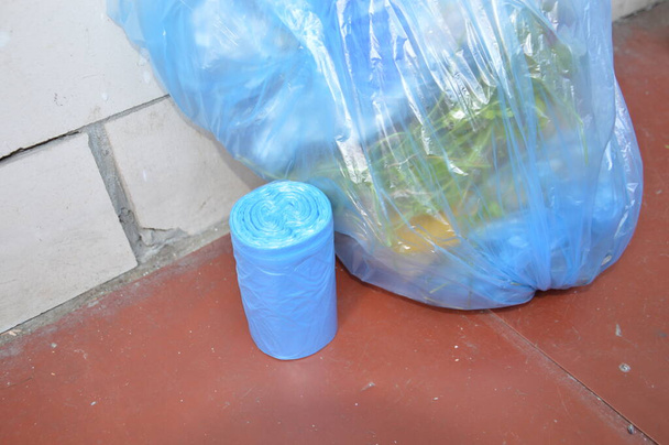 Es gibt Mülltonnen mit Säcken zum Einwerfen von Müll in den Container - Foto, Bild