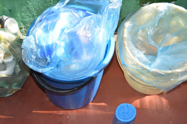 Hay botes de basura con bolsas para tirar basura en un contenedor - Foto, Imagen