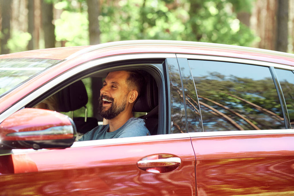 Ευτυχής άνθρωπος κατά τη διάρκεια του ταξιδιού οδήγησης με αυτοκίνητο - Φωτογραφία, εικόνα