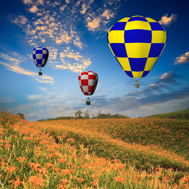 horkovzdušný balón s zelená pole a modré nebe - Fotografie, Obrázek