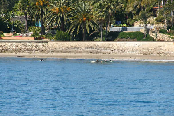 Серфінг і човняр біля пляжу Хаммондс у Санта-Барбарі. - Фото, зображення