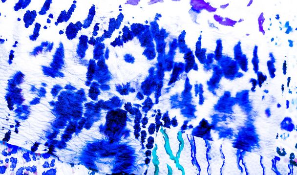 Fehér Művészi Piszkos Művészet. Piszkos művészeti háttér. Akvarell textúra. Fésült graffiti. Nyakkendőfesték lenyomat. Indigo Wet Art nyomtatás. Ragyogó Tie Dye Batik. Akvarell nyomtatás. Csobbanó Banner. Kék  - Fotó, kép