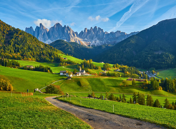 世界で最も有名な高山の場所、背景に魔法のドロマイトの山々とサンタ・マダレナ村、ヴァル・ディ・フネス渓谷、トレンティーノ・アルト・アディジェ地域、イタリア、ヨーロッパ - 写真・画像