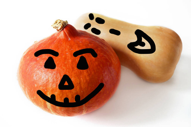 Kurpitsa halloween kasvot Jack-o-lyhty. Kurpitsoja puhdistusaineella. Halloween käsite, lähikuva - Valokuva, kuva