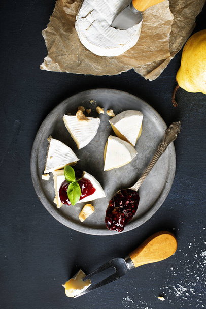 Splitted Camembert Cheese On Clay Plate With Jam - Fotoğraf, Görsel